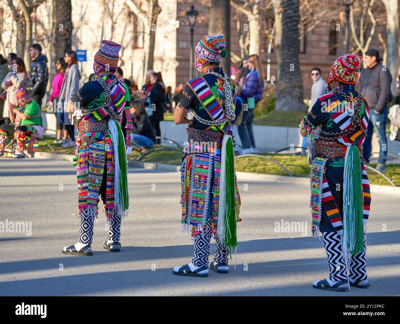 Participants au carnaval du folklore bolivien dans le centre-ville de Barcelone, Espagne Banque D'Images