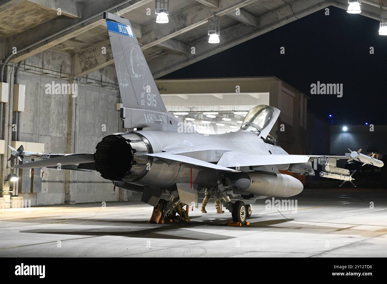 Les aviateurs affectés à la 148th Fighter Wing, Minnesota Air National Guard, préparent un F-16 Fighting Falcon pour le vol de nuit alors qu'il est déployé à Kadena Air Banque D'Images