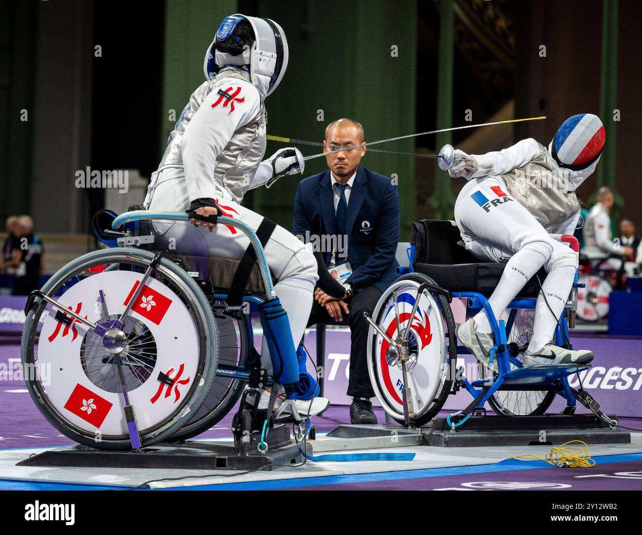 Paris, Ile de France, France. 4 septembre 2024. 4 septembre 2024 : match d'escrime en fauteuil roulant entre CHUI YEE YU de Hong Kong et BRIANNA VIDE DE France au Grand Palais pendant les Jeux paralympiques de 2024. (Crédit image : © Mark Edward Harris/ZUMA Press Wire) USAGE ÉDITORIAL SEULEMENT! Non destiné à UN USAGE commercial ! Crédit : ZUMA Press, Inc/Alamy Live News Banque D'Images