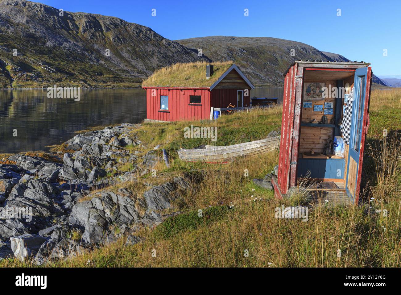 Rorbuer avec toilettes (outhouse) sur le fjord au large de Bergen, été, Nordkinn Peninsula, Finnmark, Norvège, Europe Banque D'Images