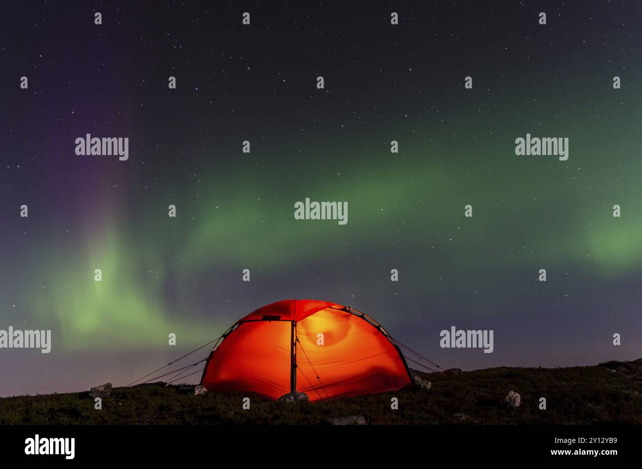 Tente dans le paysage de montagne, parc national de Sarek, patrimoine mondial de Laponie, Norrbotten, Laponie, Suède, prise de vue de nuit, éclairage, aurores boréales, Scandinav Banque D'Images