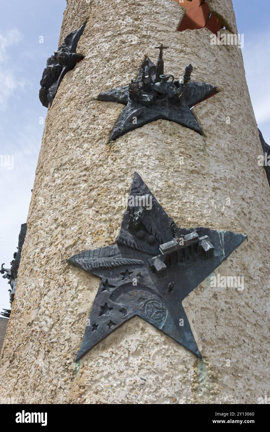 Gros plan d'un relief étoilé sur une colonne de béton, des sculptures sont attachées, des étoiles pour le Portugal et l'Allemagne, colonne Nation devant le Musée européen Banque D'Images