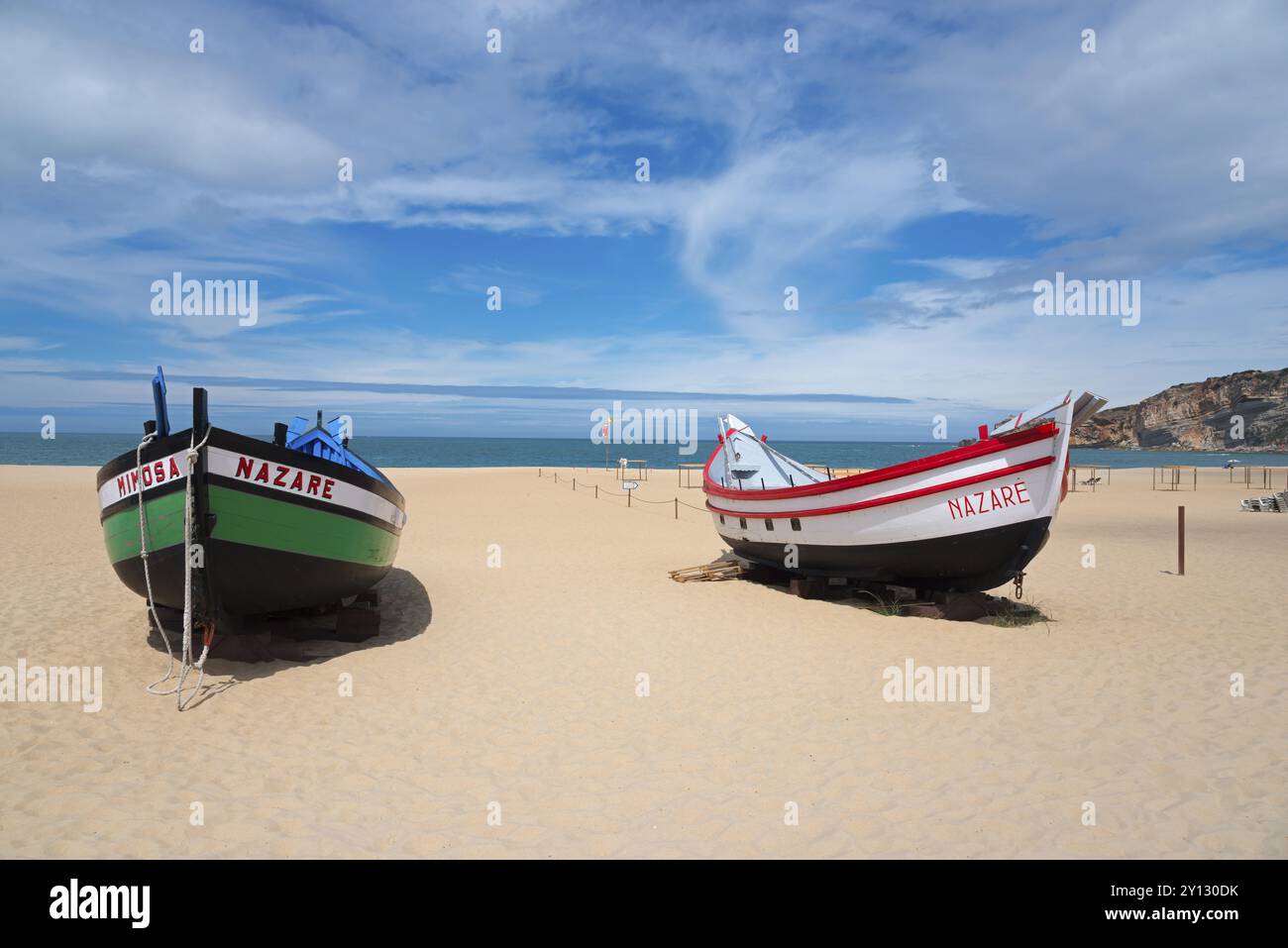 Deux bateaux de pêche couchés sur une plage ensoleillée surplombant la mer près de Nazare, Praia da Nazare plage, Nazare, Oeste, Leiria district, Centro, Estrémadure, Banque D'Images