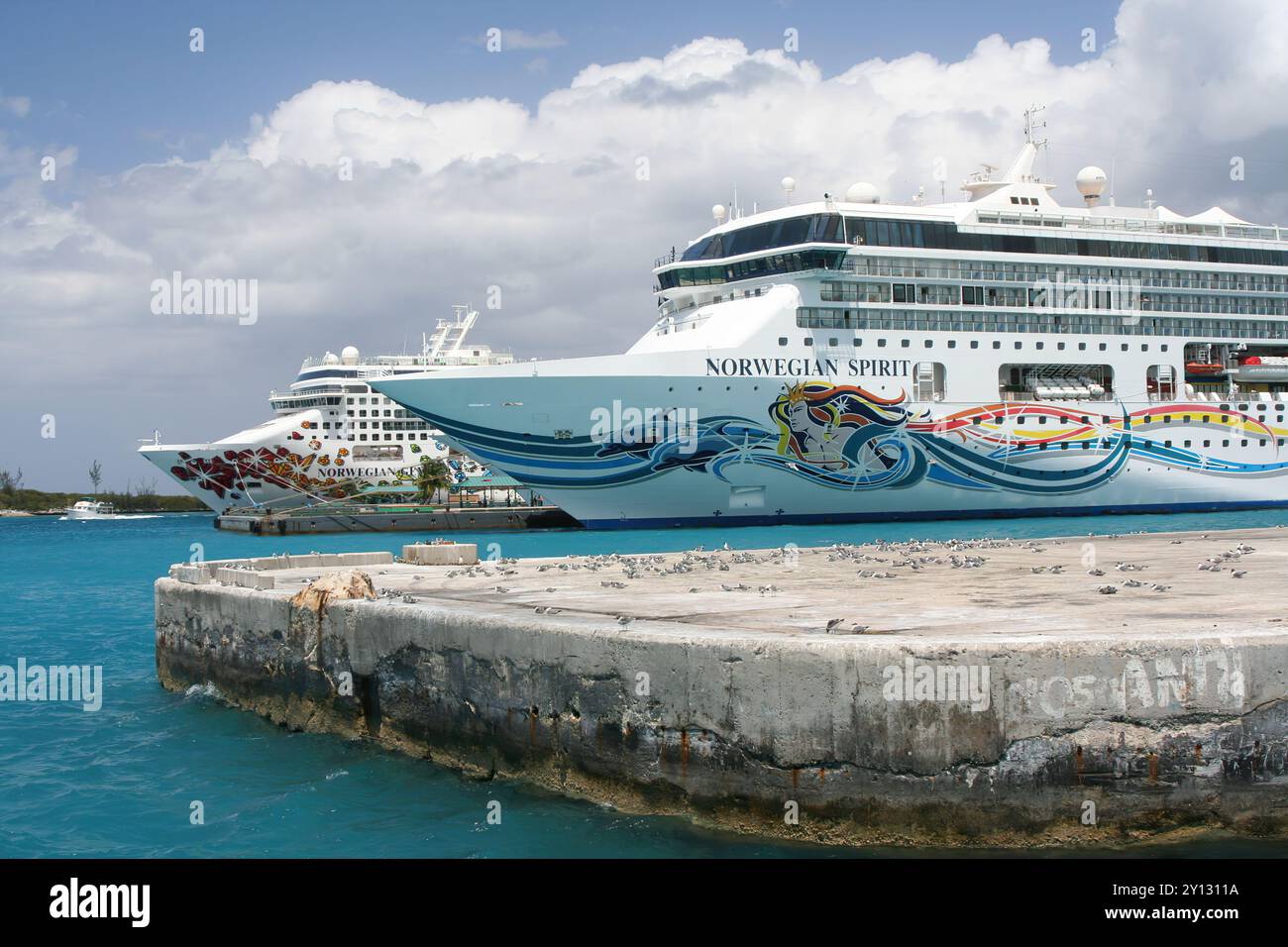 Nassau, Bahamas - 16 avril 2008 : les navires de croisière Norwegian Spirit et Gem de NCL sont amarrés aux Bahamas en 2008 Banque D'Images