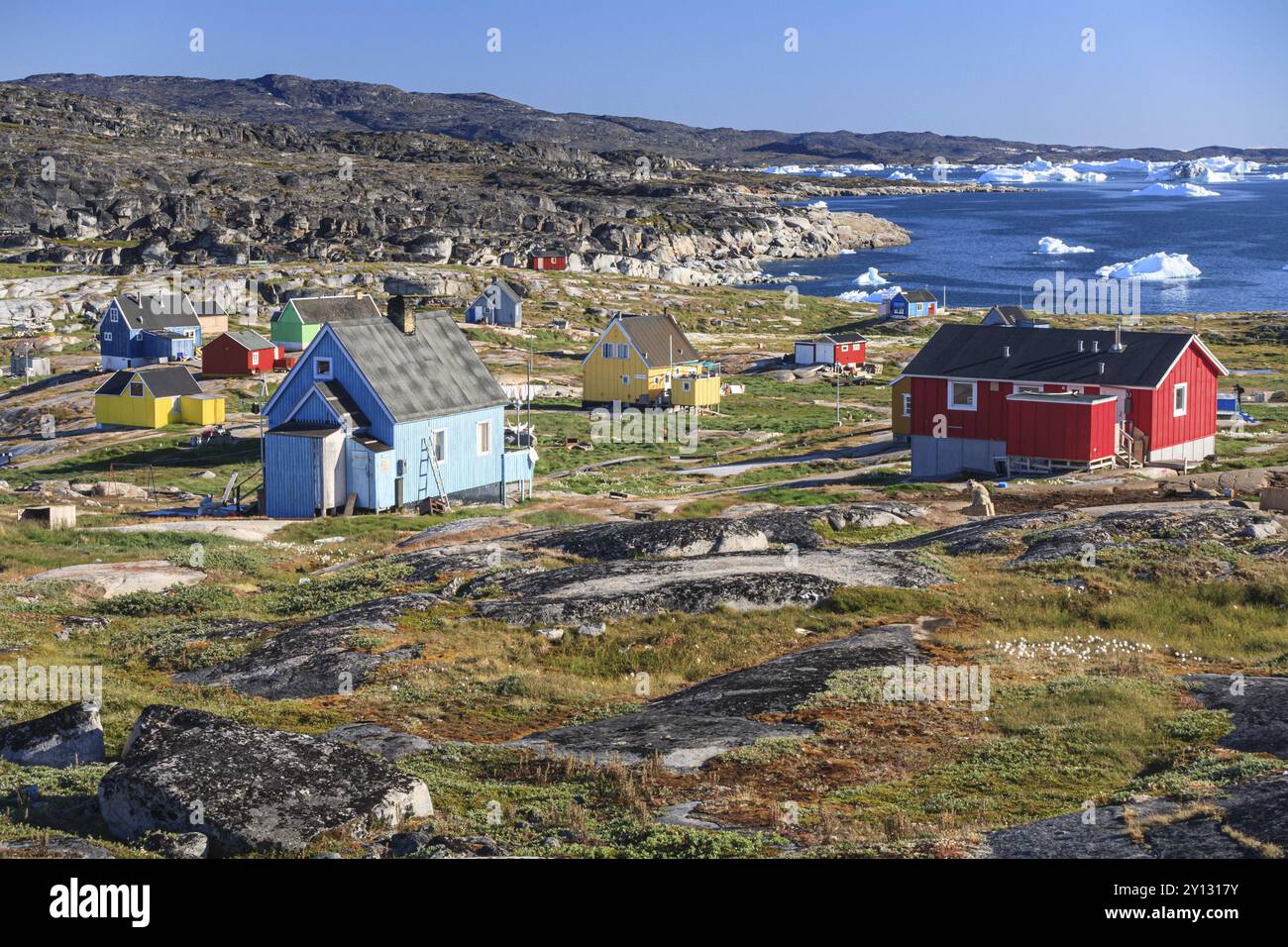 Maisons typiques du Groenland, peuplement inuit devant les icebergs, Qeqertaq, baie de Disko, ouest du Groenland, Groenland, Amérique du Nord Banque D'Images