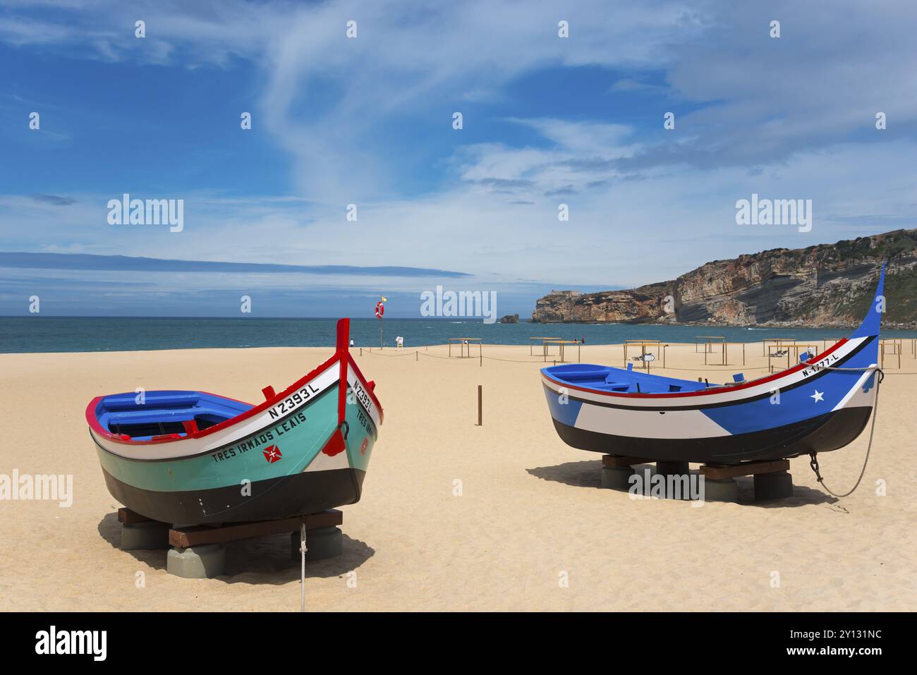 Deux bateaux de pêche sur la plage de sable de Nazare avec vue sur la mer et les falaises, plage de Praia da Nazare, Nazare, Oeste, quartier Leiria, Centro, E Banque D'Images