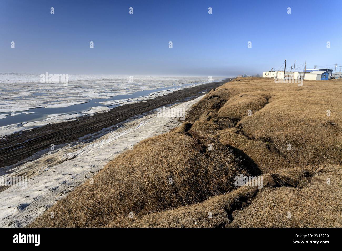 Dégel du pergélisol sur la côte arctique, changement climatique, banquise, brouette, mer de Beaufort, Alaska, États-Unis, Amérique du Nord Banque D'Images