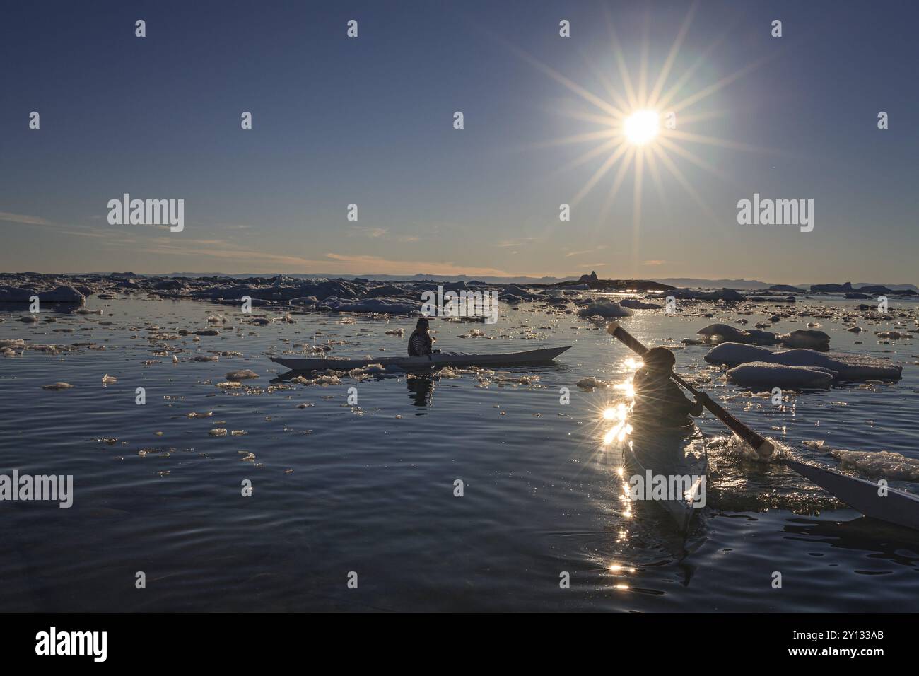 Enfants inuits pagayant des kayaks entre icebergs, ensoleillé, été, Ilulissat, Ilulissat Icefjord, baie de Disko, Groenland occidental, Groenland, Amérique du Nord Banque D'Images
