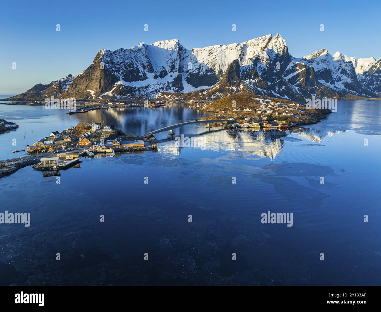 Vue aérienne du village au large de Bergen, côte, hiver, soleil, Reine, Kjerkfjorden, Moskenesoya, Lofoten, Norvège, Europe Banque D'Images