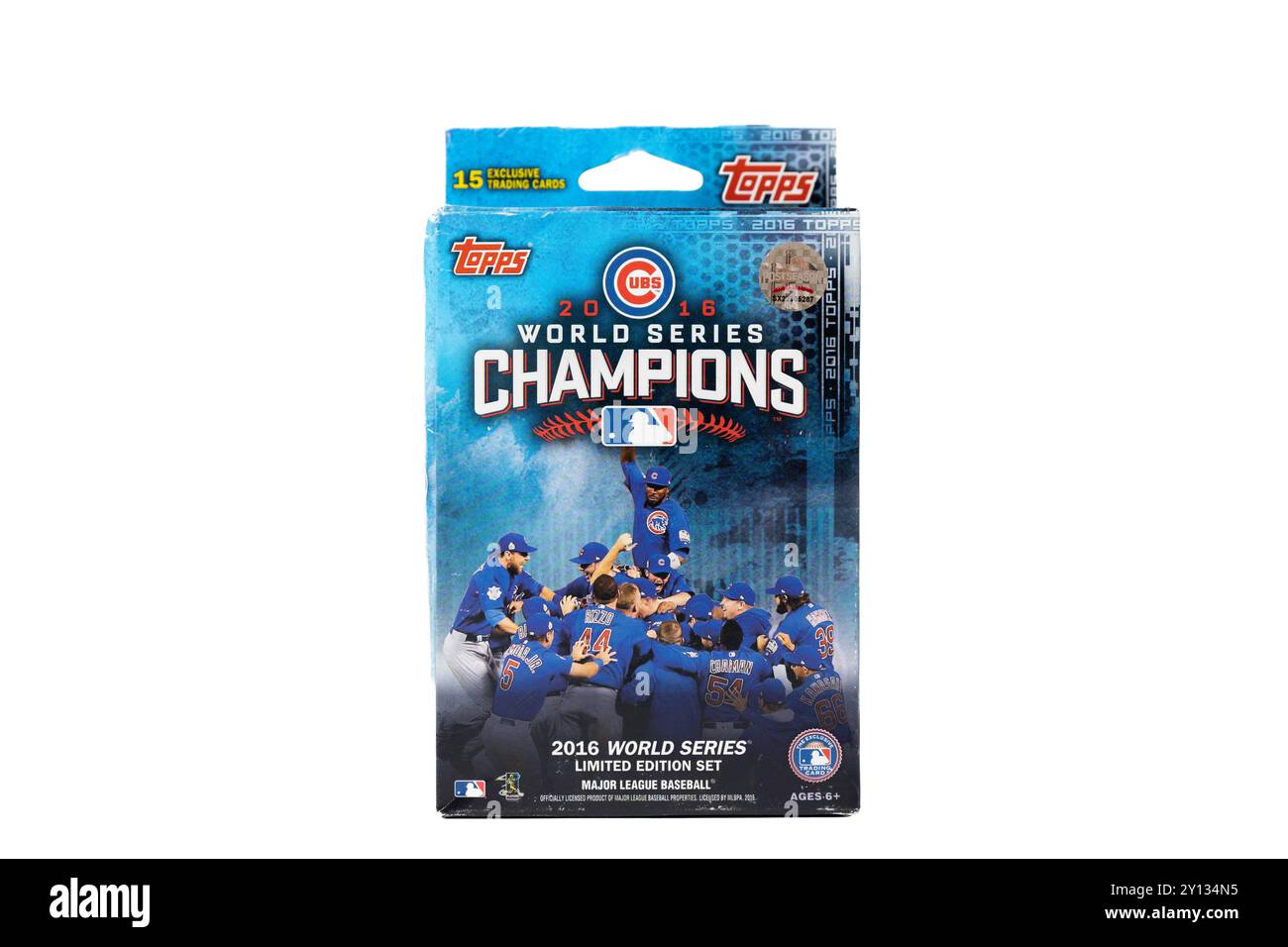 Une boîte de Topps 2016 Chicago Cubs World Series sur un fond blanc isolé dans un studio. Banque D'Images