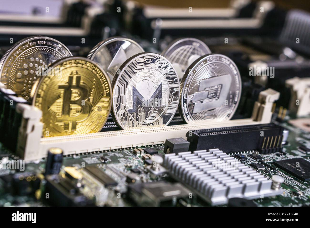 Bitcoin doré et altcoins Monero et Dash Cryptocurrency sur carte de circuits imprimés d'ordinateur. Blockchain et concept de sécurité Banque D'Images