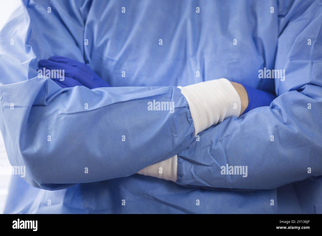 Médecin Chirurgien dans gants stériles à préparer l'opération à l'hôpital. Il porte la robe bleue et chirurgicale Banque D'Images