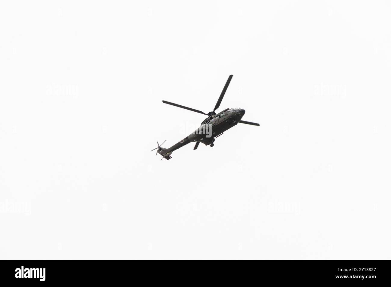 Photo d'hélicoptère de la marine militaire volant isolé sur fond blanc Banque D'Images