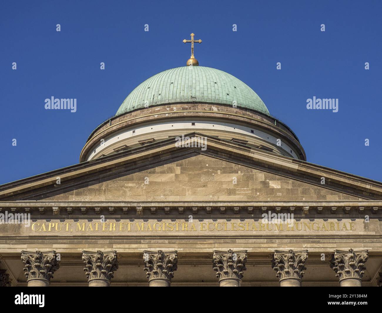 Vue détaillée de la tour de l'église avec dôme vert et croix dorée sur fond de ciel plat, szentendere, Danube, Hongrie, Europe Banque D'Images