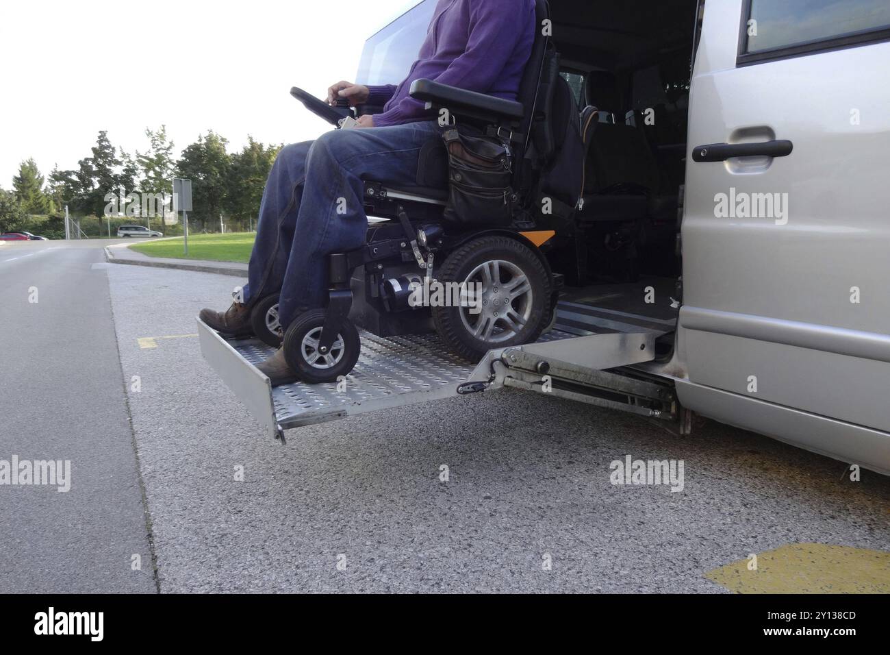 Les hommes handicapés en fauteuil roulant sur l'utilisation de véhicule accessible avec ascenseur Banque D'Images Les hommes handicapés en fauteuil roulant sur l'utilisation de véhicule accessible avec ascenseur Banque D'Images
