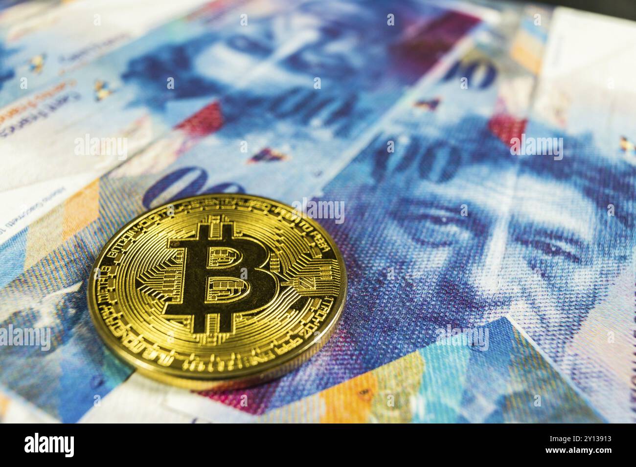 Photo de Crypto currency concept, Un Bitcoin avec la monnaie du franc suisse, Suisse, Europe Banque D'Images