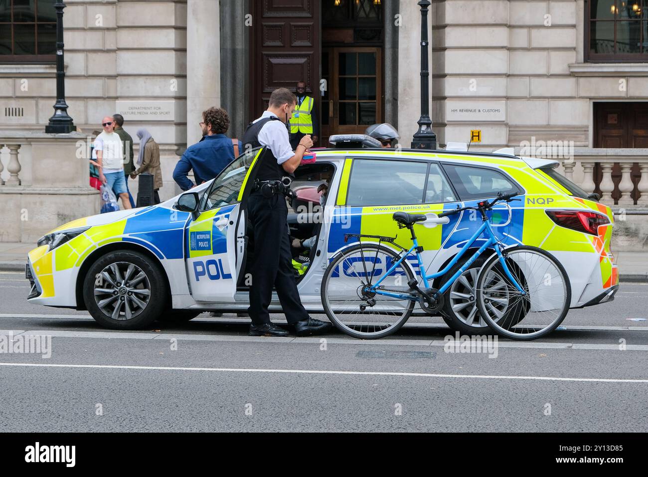 Un policier déplace une bicyclette à la suite d'un grave accident impliquant un cycliste et un camion sur la place du Parlement. Banque D'Images