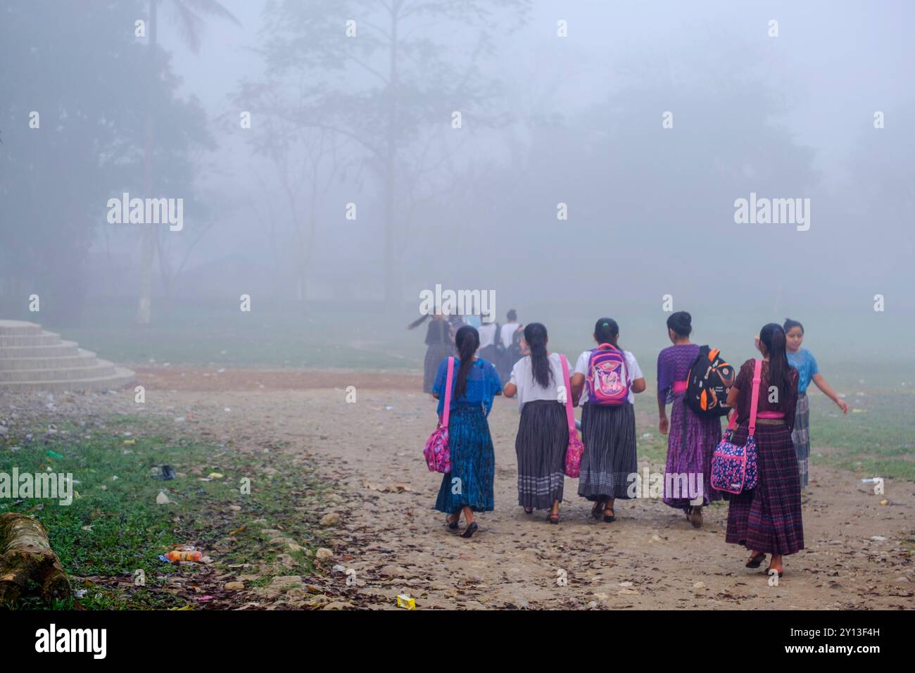 Élèves d'une école religieuse marchant dans le brouillard, la Parroquia, Lancetillo, Zona Reina, Quiche, Guatemala, Amérique centrale. Banque D'Images