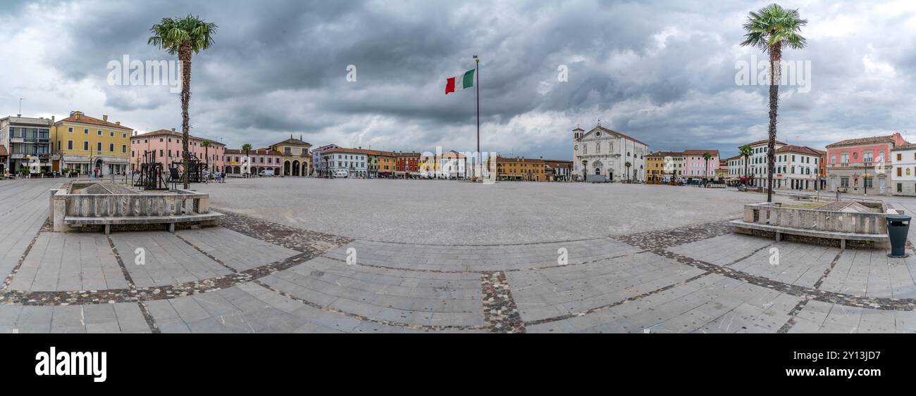 Place hexagonale de la ville avec des palmiers et des bancs dans la ville forteresse de Palmanova Italie Banque D'Images