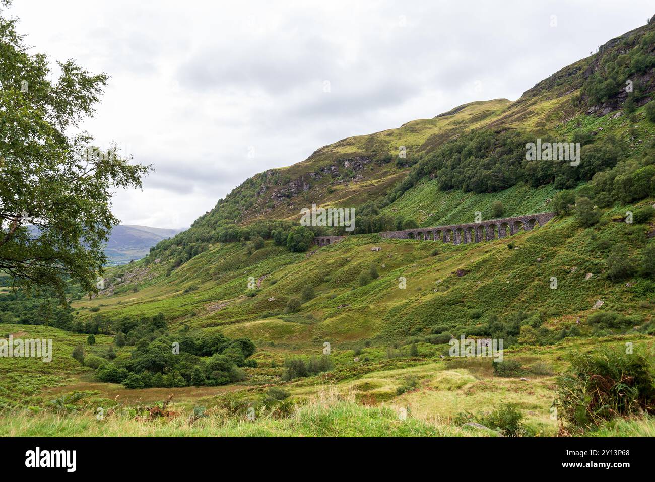 Le vieux viaduc de pierre Glen Ogle se trouve perché au-dessus d'une vallée luxuriante et verdoyante de végétation à Crianlarich, en Écosse, au Royaume-Uni. Banque D'Images