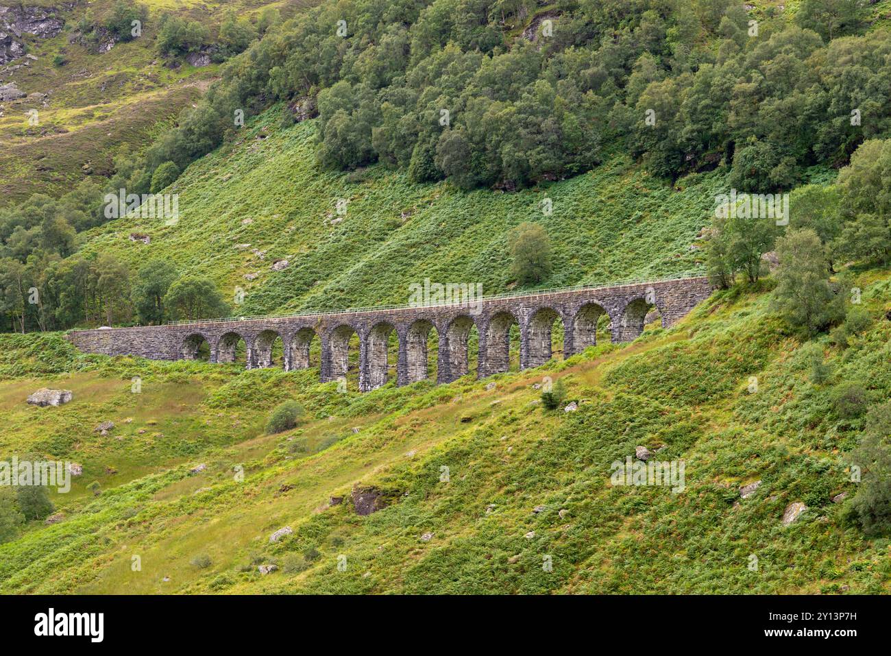 Gros plan du vieux viaduc Glen Ogle en pierre qui traverse une colline verdoyante à Crianlarich, en Écosse, au Royaume-Uni. Banque D'Images