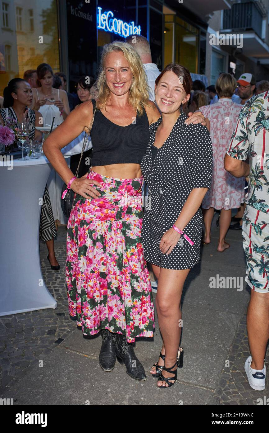 EVA Mona Rodekirchen und Iris Mareike Steen - Grande ouverture des Bistrot le Consulat à Berlin AM 04.09.2024. Inauguration Bistrot le Consulat *** Eva Mona Rodekirchen et Iris Mareike Steen inauguration du Bistrot le Consulat à Berlin le 04 09 2024 inauguration du Bistrot le Consulat Banque D'Images