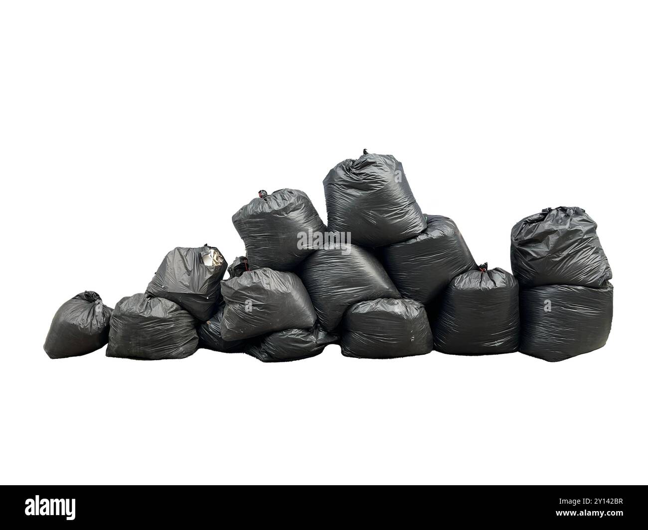 Pile de sacs en plastique à ordures noires pleines sur fond blanc avec chemin de découpage Banque D'Images