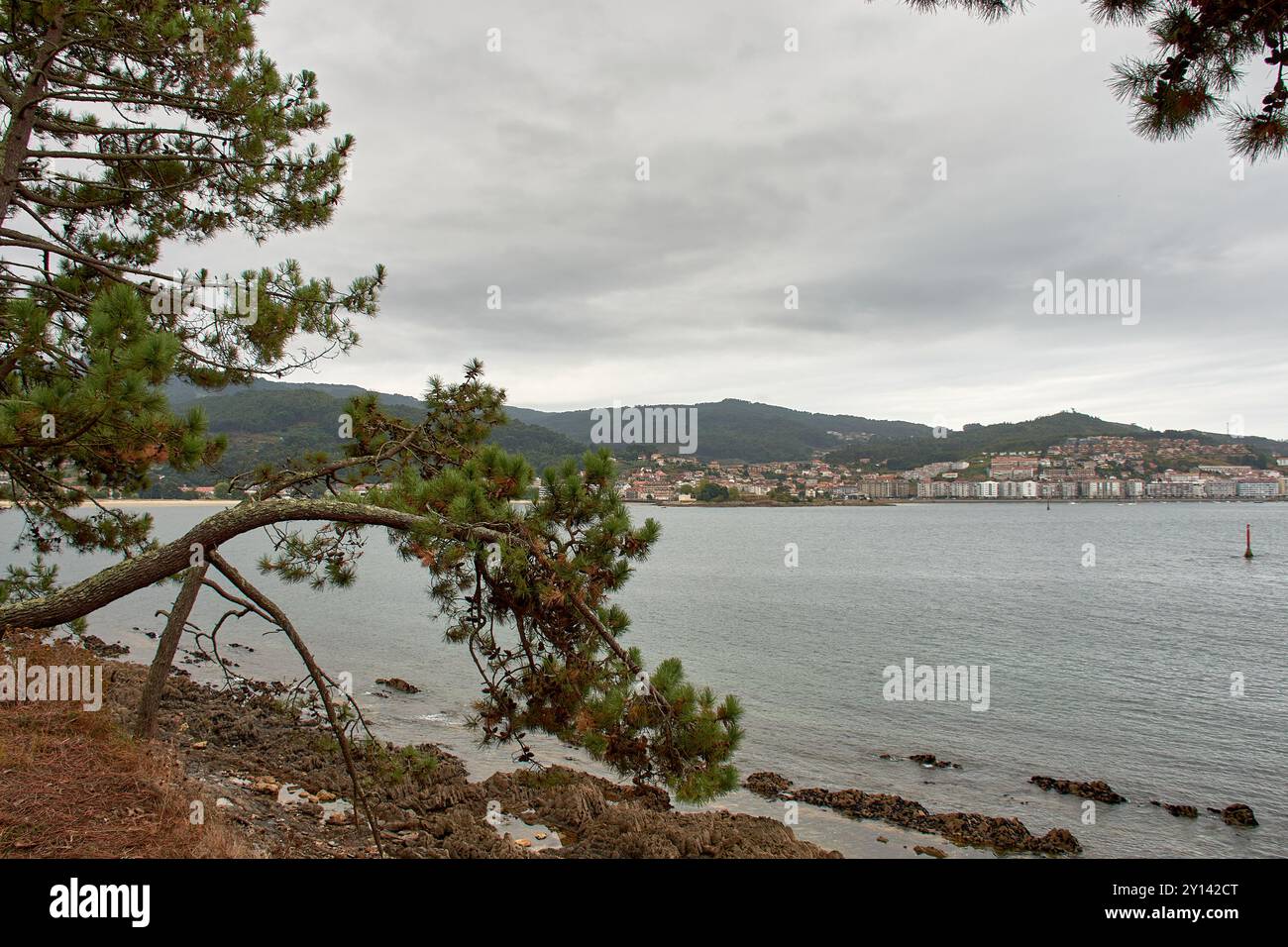 Charmant village côtier de Bayona, situé à Pontevedra, Espagne, vu de Montelourido. La photographie montre le mélange unique de modernité du village Banque D'Images