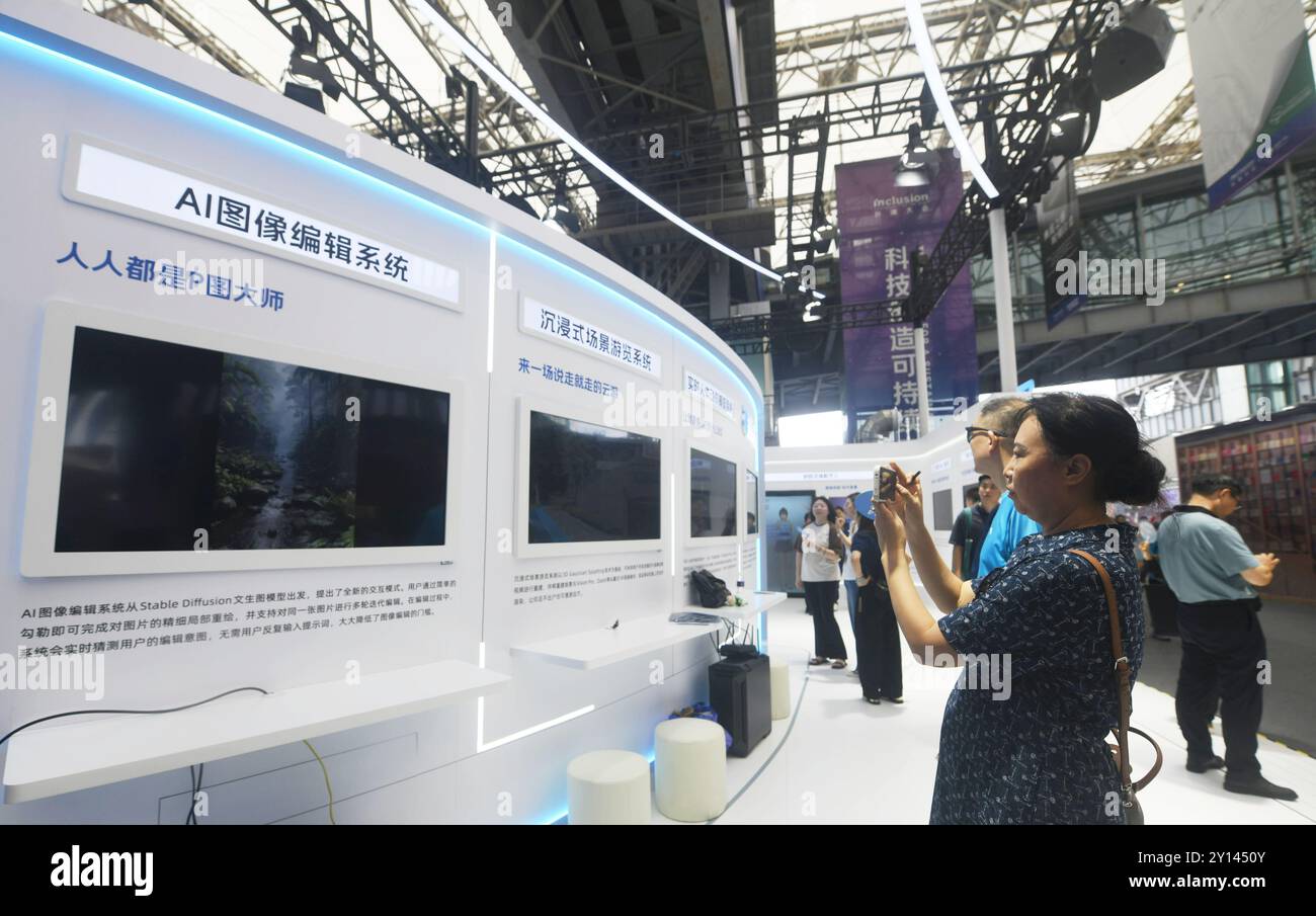 SHANGHAI, CHINE - 5 SEPTEMBRE 2024 - les visiteurs visitent un système de retouche d'images IA lors de la conférence Bund 2024 à Shanghai, Chine, le 5 septembre 2024. Banque D'Images