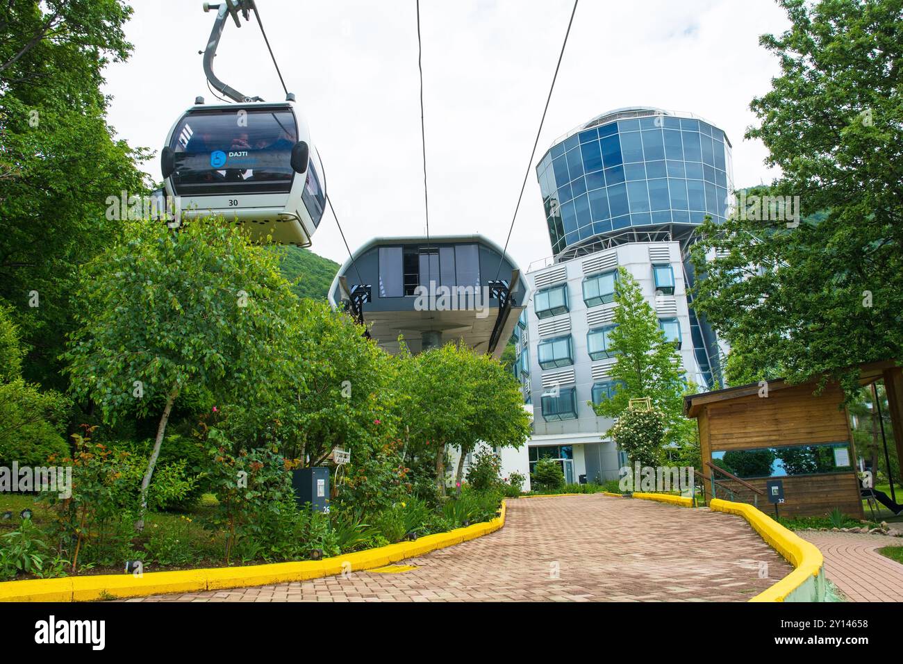 Tirana, Albanie - 31 mai 2024. Station supérieure de Dajti Ekspres ligne de téléphérique sur le mont Dajti à l'extérieur de Tirana. Une grande attraction touristique. Banque D'Images