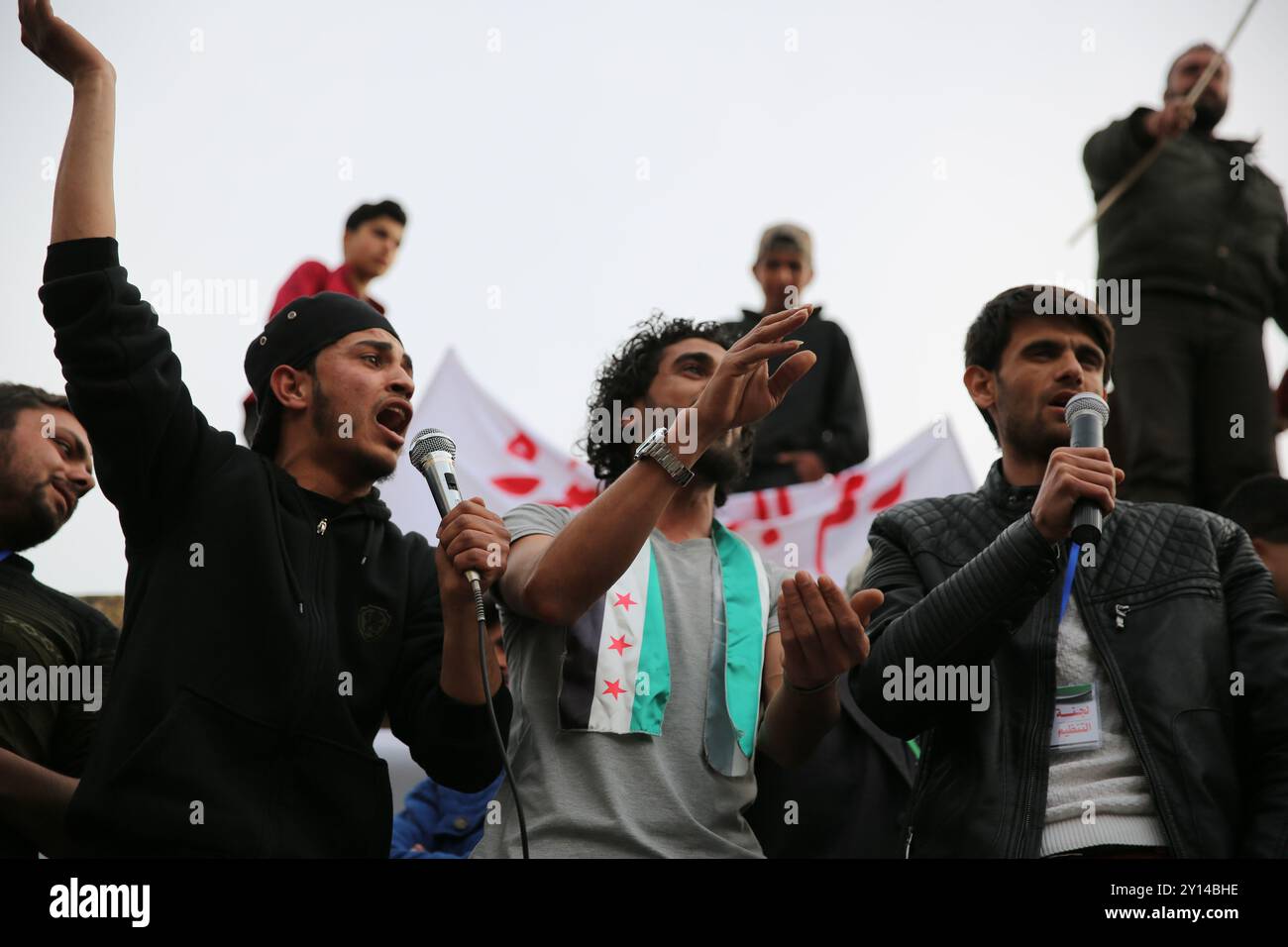 Atarib, Syrie. 14 mars 2021. Une manifestation a lieu dans la ville d'Atarib, dans le nord-ouest de la Syrie, à l'occasion du dixième anniversaire du déclenchement de la révolution syrienne. Lors de la manifestation dans la ville contrôlée par l'opposition, les participants ont exigé le départ du président syrien Bachar al-Assad, la libération des détenus et le retour des réfugiés dans le pays. Des manifestations pacifiques contre le gouvernement du président Bachar Assad ont éclaté en mars 2011, la situation se transformant progressivement en un conflit sanglant qui a dévasté la Syrie et causé beaucoup de souffrances, de déplacements et de destrus Banque D'Images