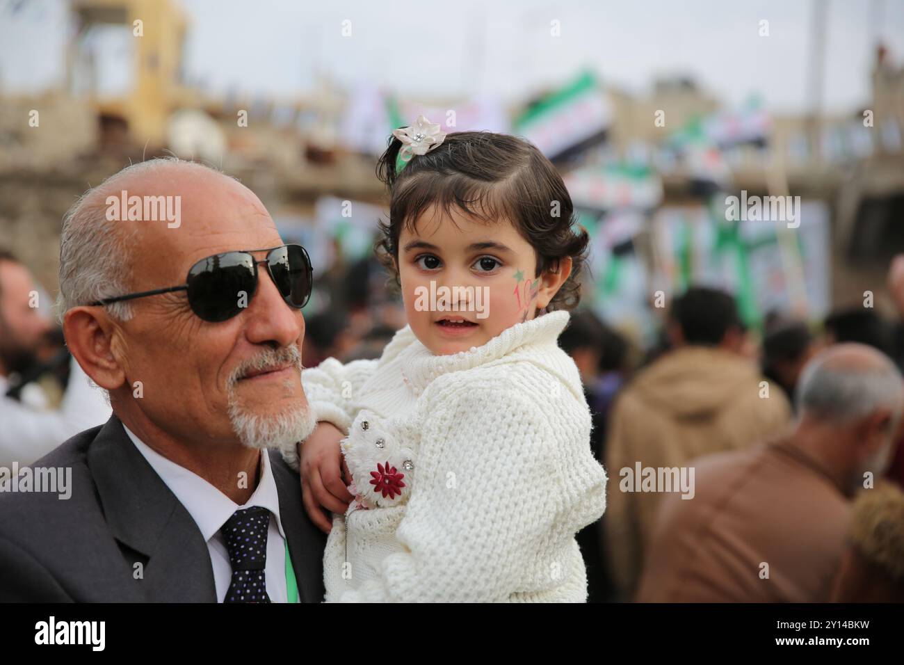 Atarib, Syrie. 14 mars 2021. Une manifestation a lieu dans la ville d'Atarib, dans le nord-ouest de la Syrie, à l'occasion du dixième anniversaire du déclenchement de la révolution syrienne. Lors de la manifestation dans la ville contrôlée par l'opposition, les participants ont exigé le départ du président syrien Bachar al-Assad, la libération des détenus et le retour des réfugiés dans le pays. Des manifestations pacifiques contre le gouvernement du président Bachar Assad ont éclaté en mars 2011, la situation se transformant progressivement en un conflit sanglant qui a dévasté la Syrie et causé beaucoup de souffrances, de déplacements et de destrus Banque D'Images