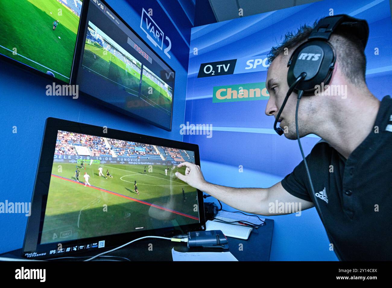 Prague, République tchèque. 31 août 2024. Lieu de travail de l'arbitre assistant vidéo (VAR) photographié lors de la première ligue tchèque de football, match 1. FC Slovacko vs FK Jablonec, le 31 août 2024, à Prague, République Tchèque. Crédit : vit Simanek/CTK photo/Alamy Live News Banque D'Images