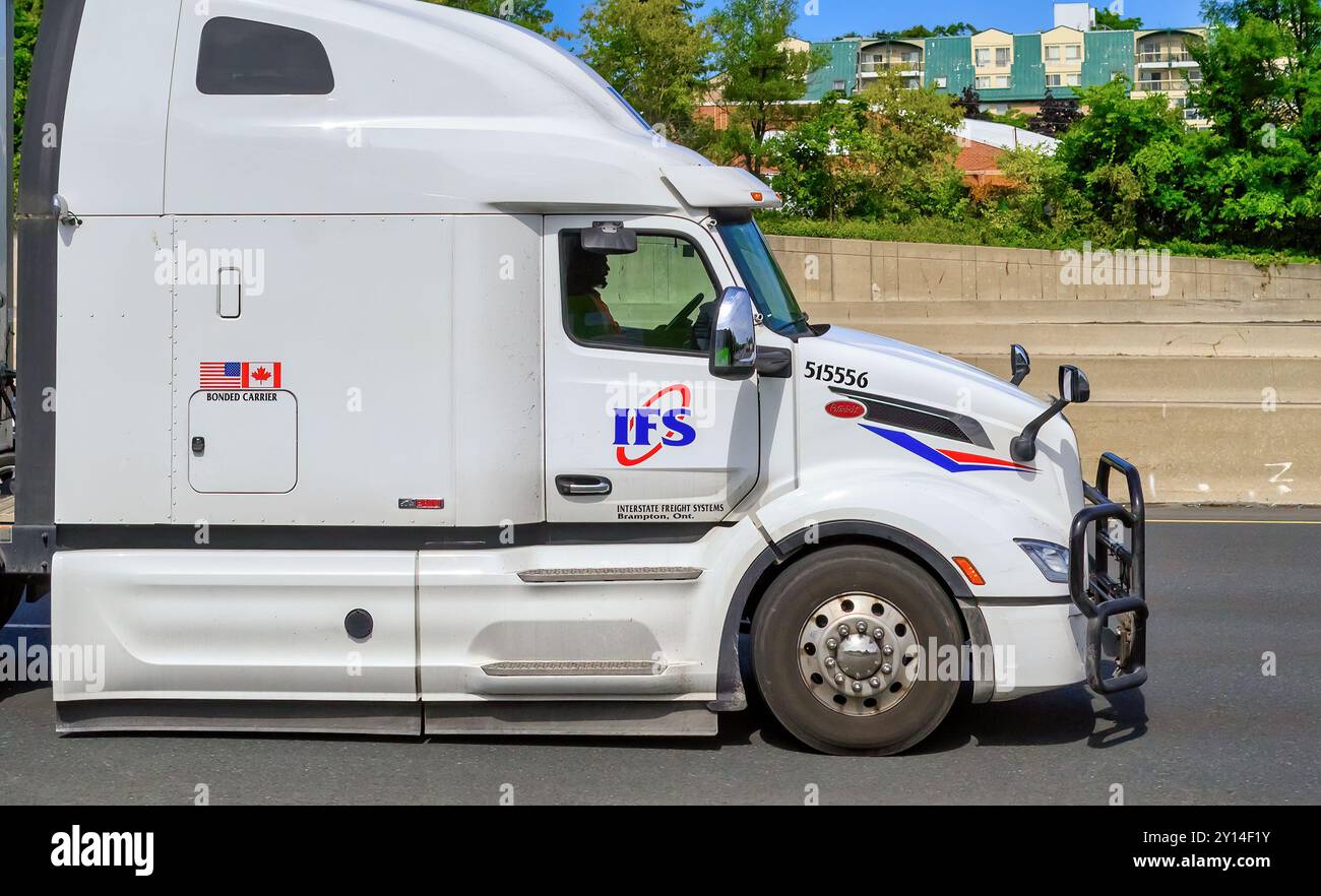 Toronto, Canada - 2 septembre 2024 : IFS de marque camion conduisant sur l'autoroute 401, vue de côté. Banque D'Images