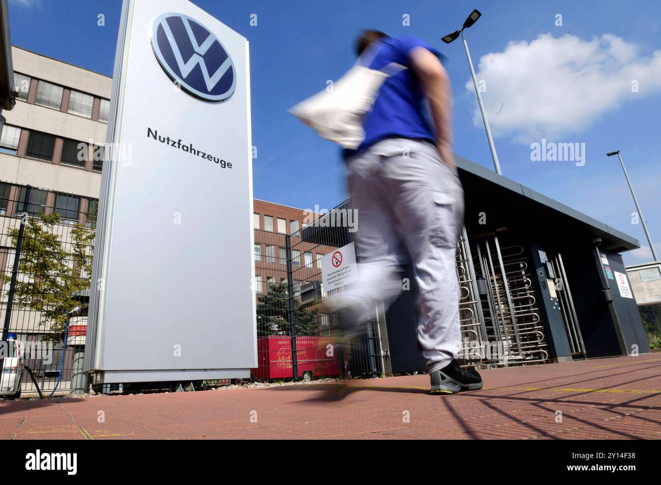 Nachdem Volkswagen erstmals Werkschließungen in Deutschland nicht ausschließt, bangen die Mitarbeiter in Niedersachsen um Arbeitsplätze. IM Bild das VW logo von dem VWN Werk in Stöcken. Symbolfoto, Symboldbild Hannover, 04.09.2024 *** après que Volkswagen n'ait pas exclu pour la première fois la fermeture d'usines en Allemagne, les employés de basse-Saxe craignent pour leur emploi dans l'image le logo VW de l'usine VWN de Stöcken photo Symbol, image Symbol Hanover, 04 09 2024 Foto:Xn.xHeuselx/xFuturexImagex vw 4905 Banque D'Images