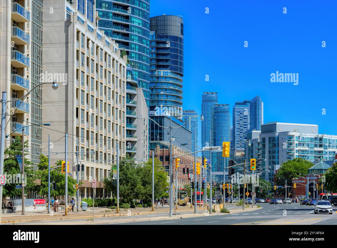 Toronto, Canada - 2 septembre 2024 : paysage urbain avec une architecture moderne le long de Lake Shore Boulevard, un quartier bien connu. Banque D'Images