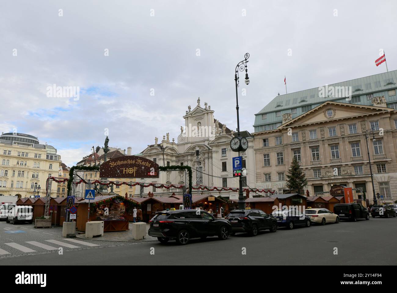 VIENNE, AUTRICHE-14 NOVEMBRE 2023 : personnes non identifiées marchant près du petit marché de Noël, arrêt de taxi et Park Hyatt Hôtel Banque D'Images