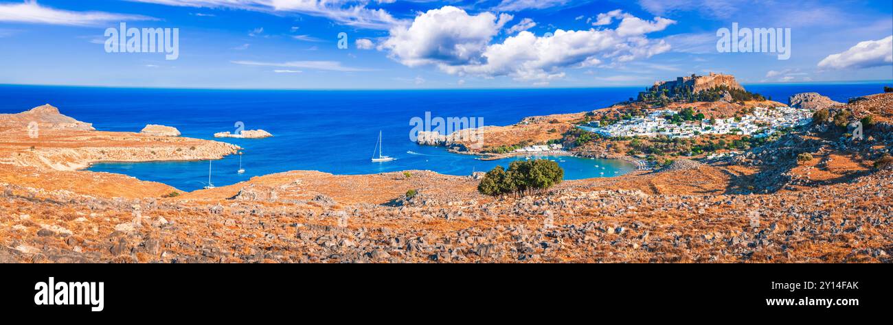 Rhodes, Grèce. Vue panoramique de Lindos petit village blanchi à la chaux et Acropole dans les îles grecques, destination de voyage de la mer Égée Banque D'Images