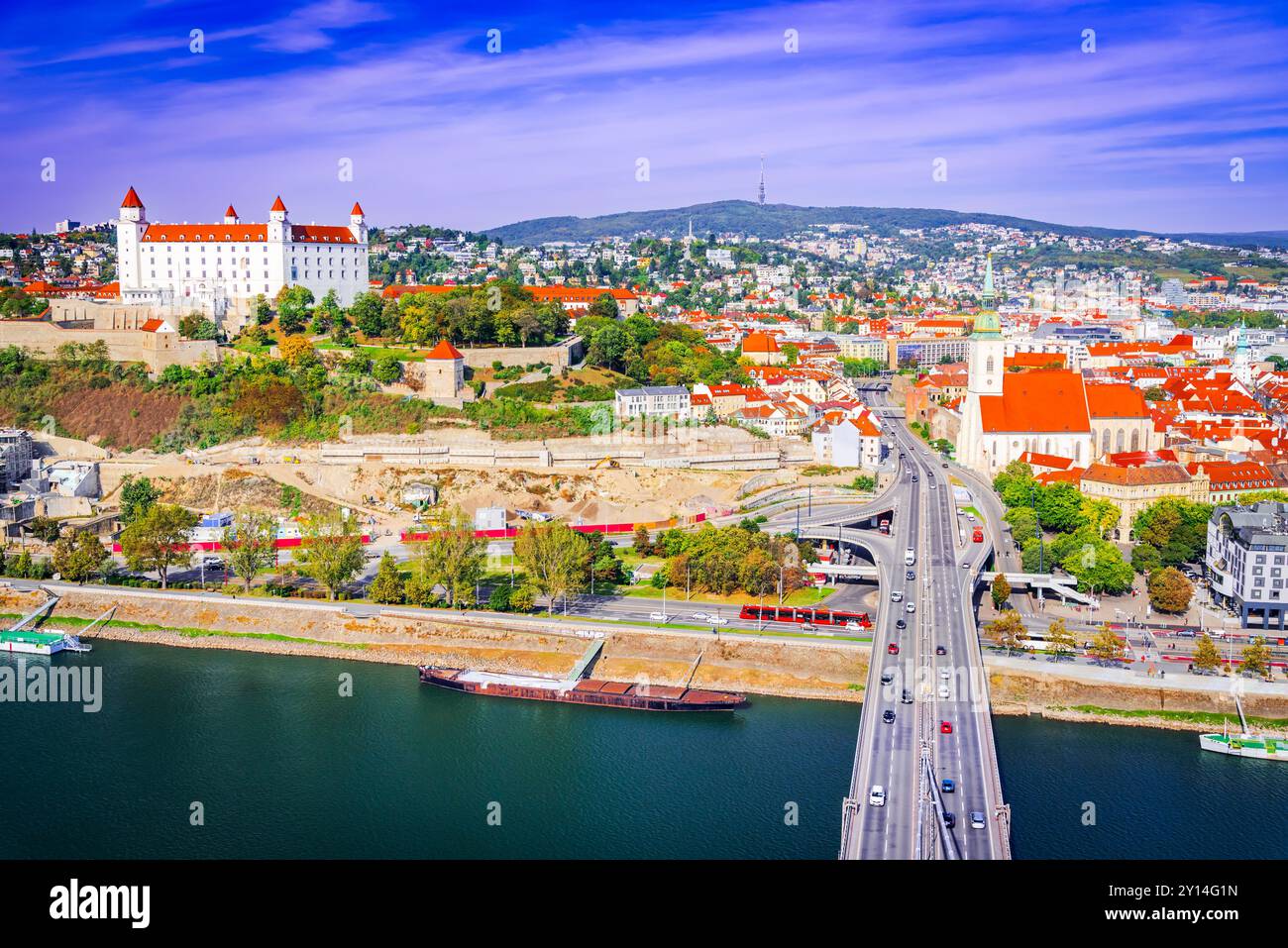 Bratislava, Slovaquie. Vue aérienne sur le toit du château-Hrad, de la rivière Danuber et du centre-ville. Banque D'Images