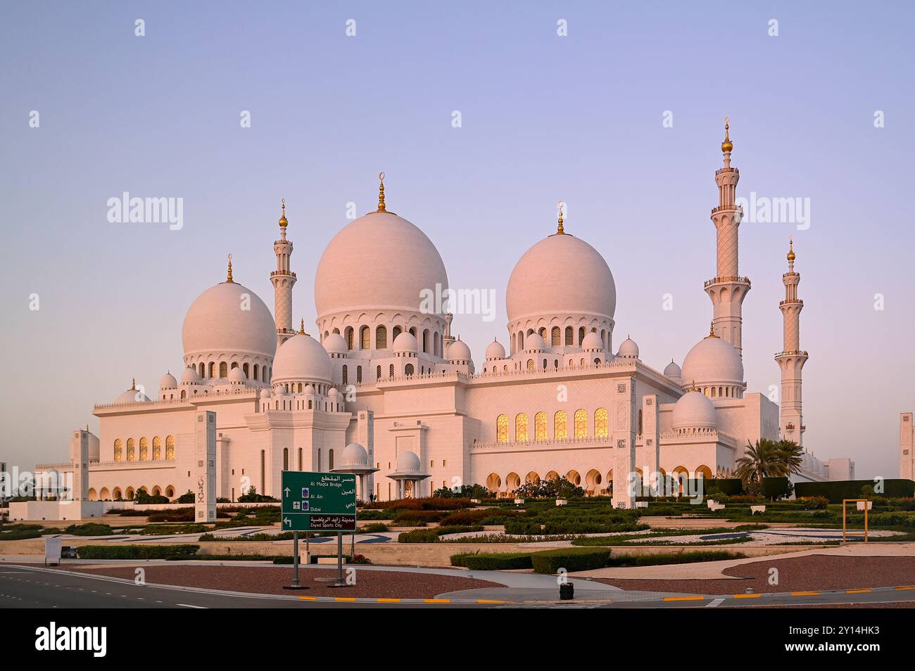 ABU DHABI - Mar 28 : dômes de la Grande Mosquée Sheikh Zayed pendant le coucher du soleil à Abu Dhabi le 28 mars. 2024 aux Émirats arabes Unis Banque D'Images