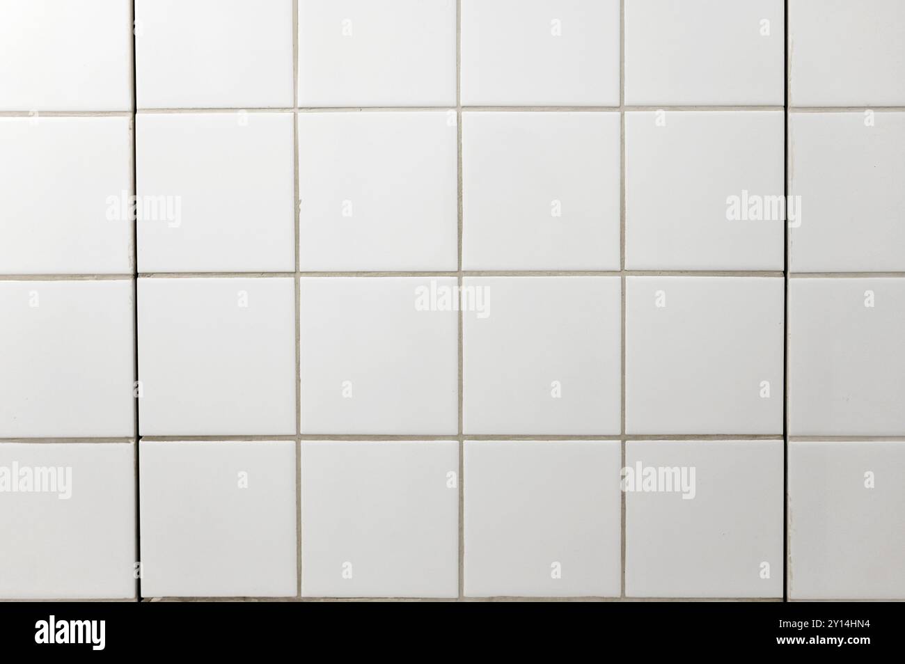 Carreaux carrés blancs sur le mur de la salle de bain comme texture ou fond Banque D'Images