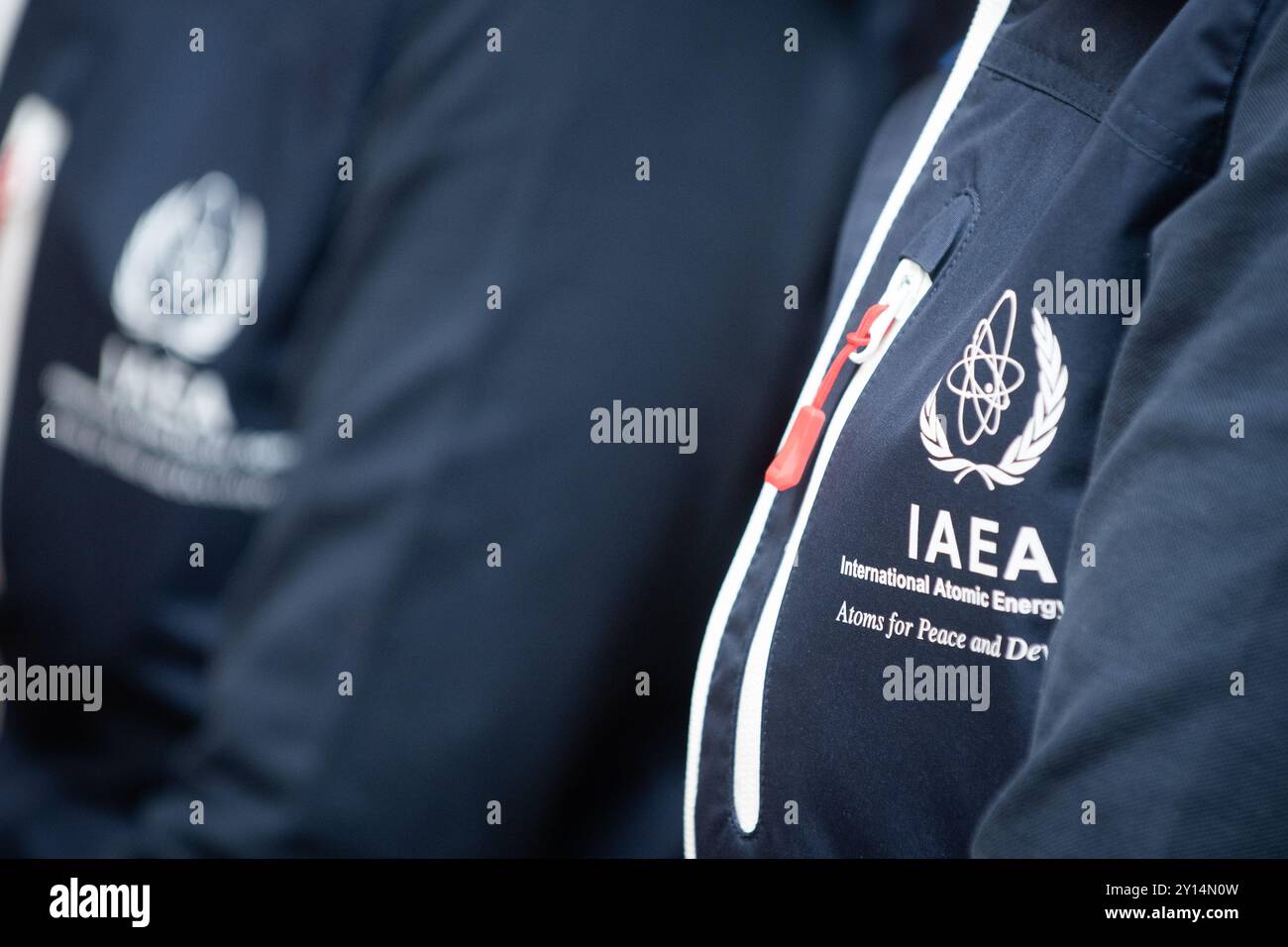 LOGO de l'AIEA sur les vêtements des employés Banque D'Images