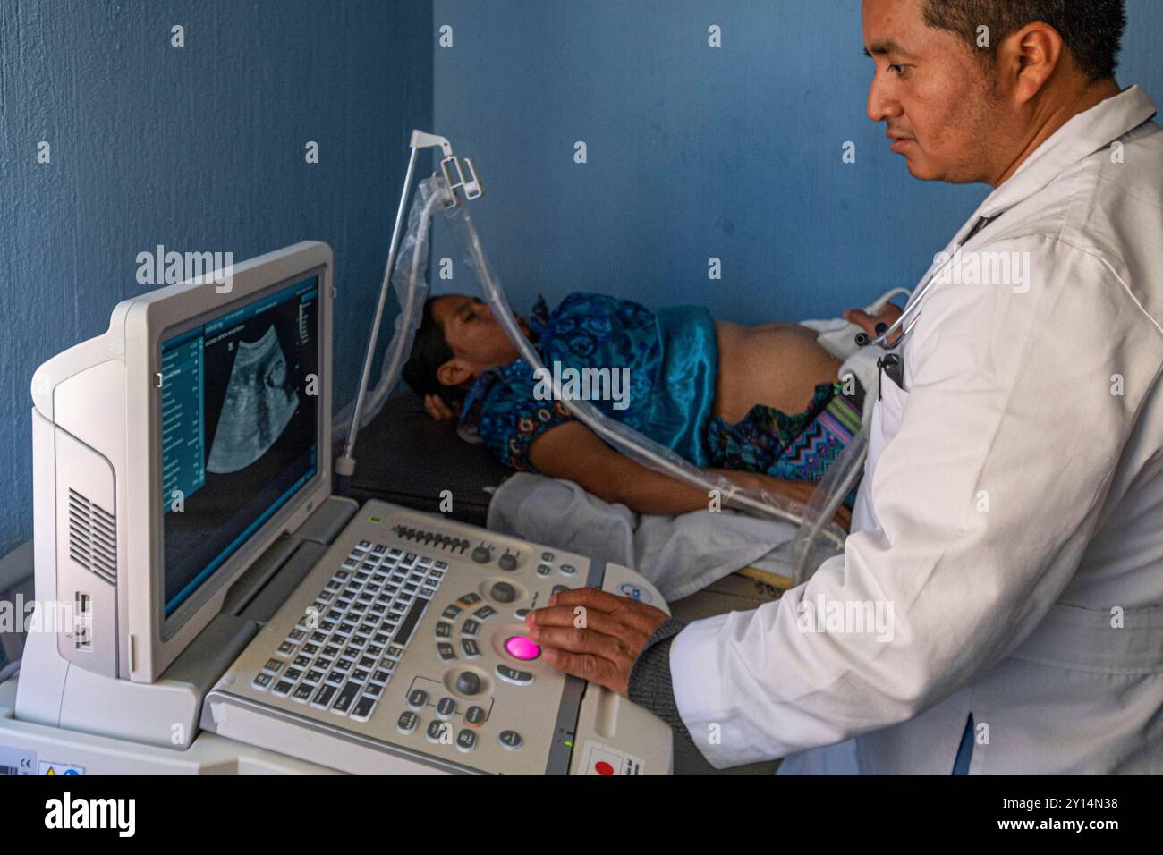 Formation et enseignement de l'échographie, San Bartolomé Jocotenango, municipalité du département de Quiché, Guatemala, Amérique centrale. Banque D'Images