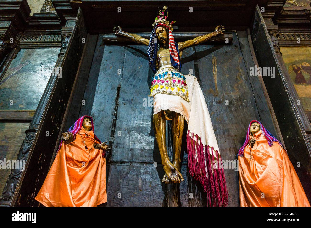 Jesus Christ and the Marys, habillés de syncrétiques indigènes, Eglise de Santiago Apóstol, 1547, Santiago Atitlan, département de Sololá, Guatemala. Banque D'Images