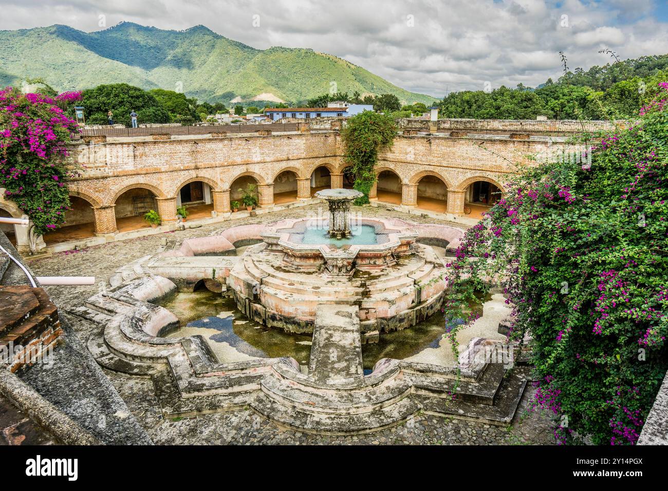 Fontaine Pescados' du XVIIIe siècle, dans le cloître du couvent mercédarien, Ultrabarroco guatemalteco, XVIe siècle, Antigua Guatemala, département de Sacatepéquez, Guatemala. Banque D'Images