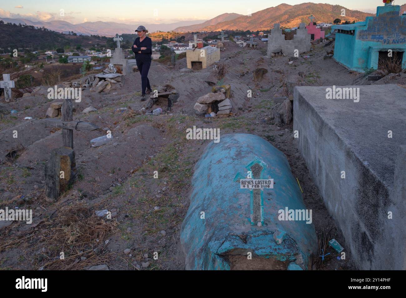 Tombes colorées dans le cimetière de San Bartolomé Jocotenango, municipalité du département de Quiché, Guatemala, Amérique centrale. Banque D'Images