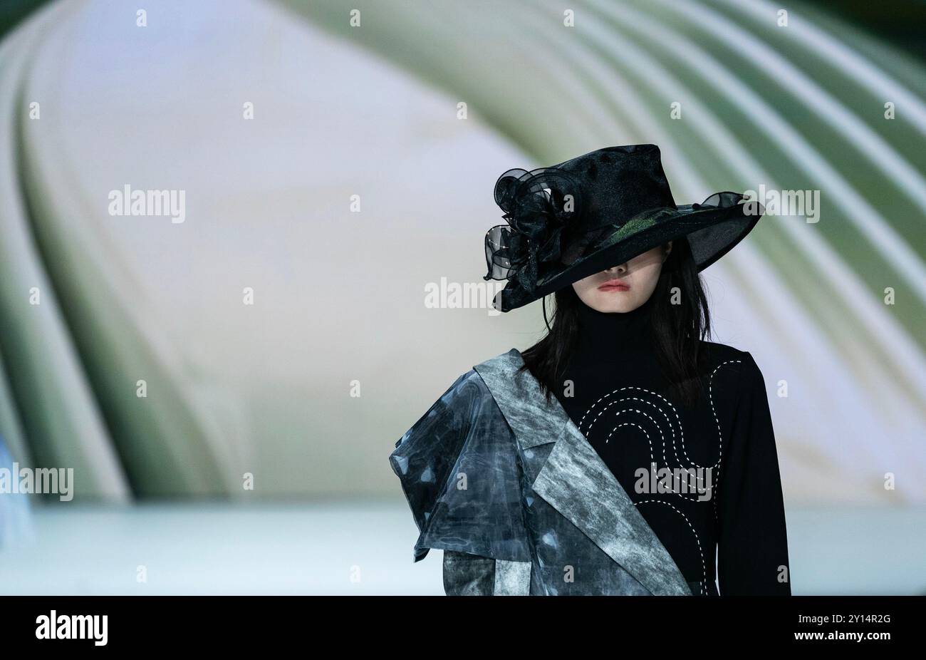 Design de mode apporté par des designers de l'Université professionnelle et technique de Shenzhen. Hong Kong, China.4th September 2024.'Guangdong-Hong Kong-Macao Greater Bay Area Fashion Show 2024 Hong Kong Station' est mis en scène au Hong Kong Convention and Exhibition Center le 4 septembre 2024.Credit : Hou Yu/China News Service/Alamy Live News Banque D'Images