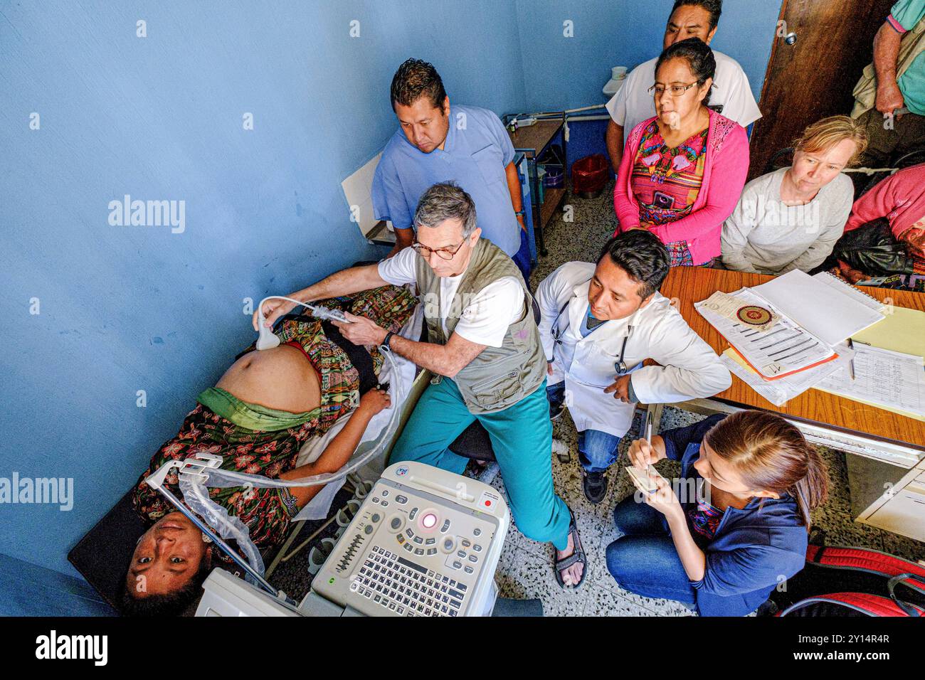 Session de formation à la manipulation des appareils à ultrasons au centre de santé de San Bartolomé Jocotenango, municipalité du département de Quiché, Guatemala, Amérique centrale. Banque D'Images