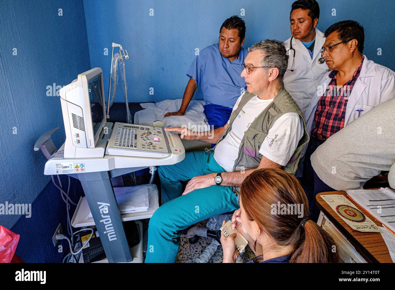 Session de formation à la manipulation des appareils à ultrasons au centre de santé de San Bartolomé Jocotenango, municipalité du département de Quiché, Guatemala, Amérique centrale. Banque D'Images