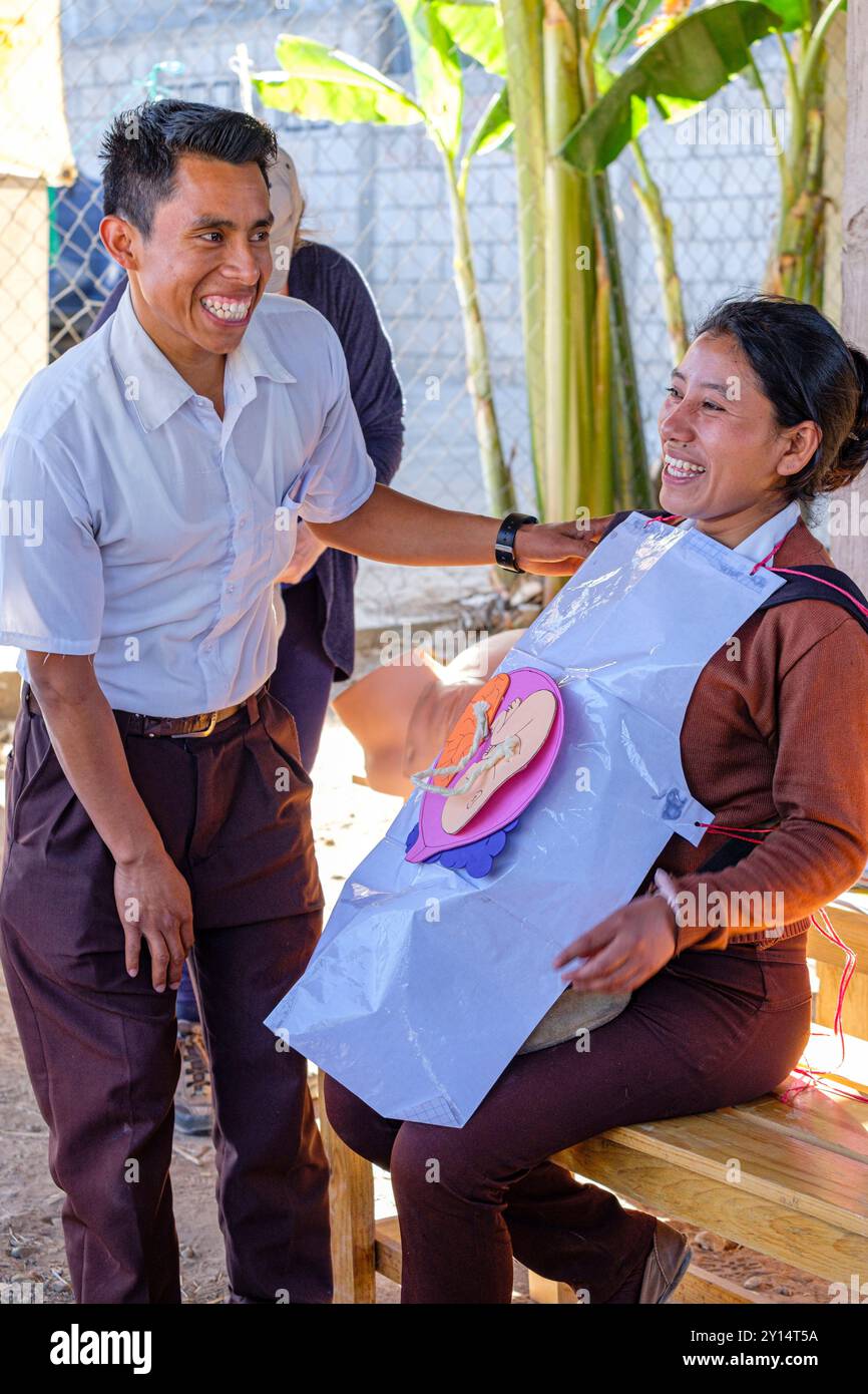 Cours de formation pour le personnel du centre médical, San Bartolomé Jocotenango, municipalité du département de Quiché, Guatemala, Amérique centrale. Banque D'Images